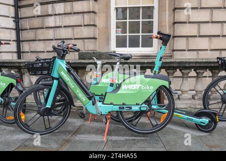 Biciclette elettriche ed e-scooter a pedaggio zero nella storica Bath somerset, Regno Unito Foto Stock