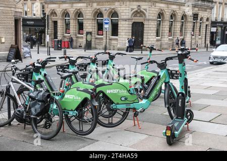 Biciclette elettriche ed e-scooter a pedaggio zero nella storica Bath somerset, Regno Unito Foto Stock