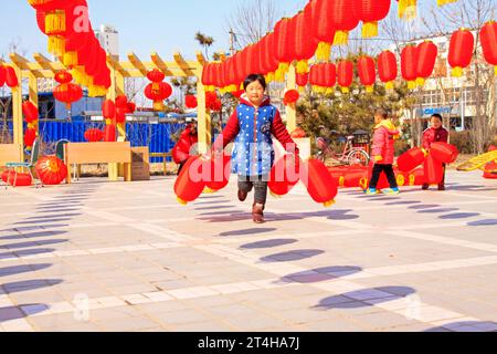 CONTEA DI LUANNAN - 5 MARZO: Il giorno del Festival delle Lanterne, i bambini giocano con le lanterne rosse in un parco, 5 marzo 2015, contea luannana, provincia di hebei, CH Foto Stock