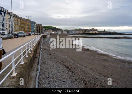 Aberystwyth, che significa «foce del fiume Ystwyth», si trova nella regione del Ceredigion ed è famosa per la sua passeggiata vittoriana lunga un miglio e la più antica Foto Stock