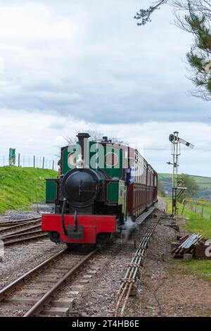 Locomotiva a vapore "Axe" che tira un treno nella stazione di Woody Bay sulla Lynton and Barnstaple Railway, Devon, Regno Unito. Foto Stock