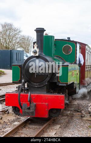 Locomotiva a vapore "Axe" che tira un treno nella stazione di Woody Bay sulla Lynton and Barnstaple Railway, Devon, Regno Unito. Foto Stock