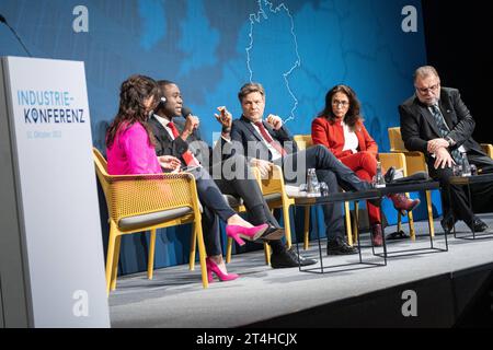 Industriekonferenz 2023 von BMWK und Bündnis für Zukunft der industrie Panel 1 - carina Jantsch, Moderatorin, Wally Adeyemo, stellvertretender US-Finanzminister, Robert Habeck, Bundeswirtschaftsminister, Yasmin Fahimi, Vorsitzende Deutscher Gewerkschaftsbund DGB, Siegfried Russwurm, Präsident Bundesverband der Deutschen industrie BDI von linksIndustriekonferenz 2023 von BMWK und Bündnis für Zukunft der industrie Panel 1 - carina Jantsch, Moderatorin, Wally Adeyeck, stellvertretender US-FinanzMinister, Robert Habanzich, Robert Habanzich, Bundeswirtschaftsminister, Yasmin Fahimi, Vorsitzende Deutscher Gewerksc, Berl Foto Stock