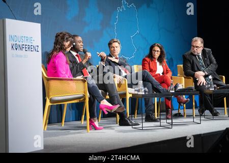 Industriekonferenz 2023 von BMWK und Bündnis für Zukunft der industrie Panel 1 - carina Jantsch, Moderatorin, Wally Adeyemo, stellvertretender US-Finanzminister, Robert Habeck, Bundeswirtschaftsminister, Yasmin Fahimi, Vorsitzende Deutscher Gewerkschaftsbund DGB, Siegfried Russwurm, Präsident Bundesverband der Deutschen industrie BDI von linksIndustriekonferenz 2023 von BMWK und Bündnis für Zukunft der industrie Panel 1 - carina Jantsch, Moderatorin, Wally Adeyeck, stellvertretender US-FinanzMinister, Robert Habanzich, Robert Habanzich, Bundeswirtschaftsminister, Yasmin Fahimi, Vorsitzende Deutscher Gewerksc, Berl Foto Stock