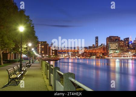 New York City, New York, Stati Uniti d'America sull'East River da Roosevelt Island di notte. Foto Stock