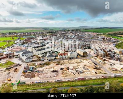 Poundbury, Dorchester, Dorset, Regno Unito. 31 ottobre 2023. Vista aerea dell'ultima fase di costruzione nel villaggio di Poundbury, vicino a Dorchester, nel Dorset. Poundbury è costruita sulla terra del Ducato di Cornovaglia e ha l'approvazione di re Carlo III, che è stato frequentemente visitato sin dall'inizio della costruzione nel 1993. Il suo completamento è previsto entro il 2025. Foto: Graham Hunt/Alamy Live News Foto Stock