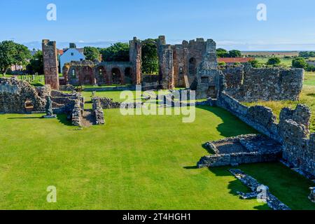 Le rovine del Priorato di Lindisfarne da Heugh, Holy Island, Northumberland, Inghilterra, Regno Unito Foto Stock