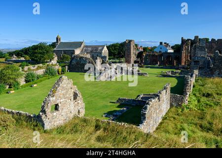 Le rovine del Priorato di Lindisfarne da Heugh, Holy Island, Northumberland, Inghilterra, Regno Unito Foto Stock