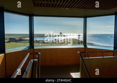 Castello di Lindisfarne dall'ex torre di osservazione della guardia costiera (ora aperta al pubblico) a Heugh, Holy Island, Northumberland, Inghilterra, Regno Unito Foto Stock
