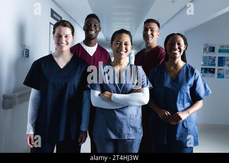 Ritratto di medici maschi e femmine felici e diversificati che indossano scrub in ospedale Foto Stock