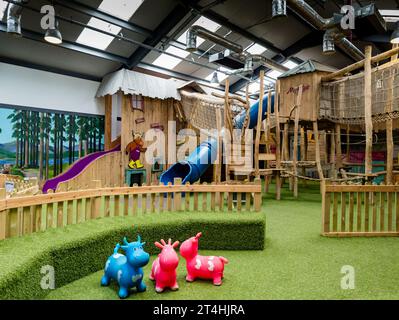 Interno di parte delle strutture offerte al Monty's Farm Park Foto Stock