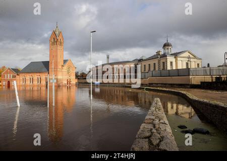 Allagamento al Basin Walk Car Park di Newry Town, Co Down. Le inondazioni sono state segnalate in alcune parti dell'Irlanda del Nord, con la polizia che ha avvertito le persone di non viaggiare a causa di un allarme di pioggia color ambra. L'avviso del MET Office per l'Irlanda del Nord è il secondo livello più alto e riguarda le contee di Antrim, Down e Armagh. Data immagine: Martedì 31 ottobre 2023. Foto Stock