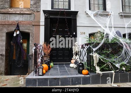 Le spaventose decorazioni di Halloween coprono l'esterno di una residenza cittadina dell'Upper East Side a New York, New York, lunedì 30 ottobre 2023. (Foto: Gordon Donovan) Foto Stock