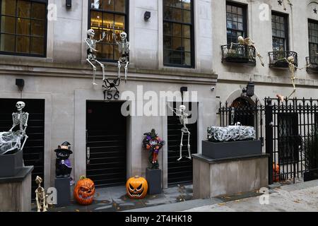 Le spaventose decorazioni di Halloween coprono l'esterno di una residenza cittadina dell'Upper East Side a New York, New York, lunedì 30 ottobre 2023. (Foto: Gordon Donovan) Foto Stock