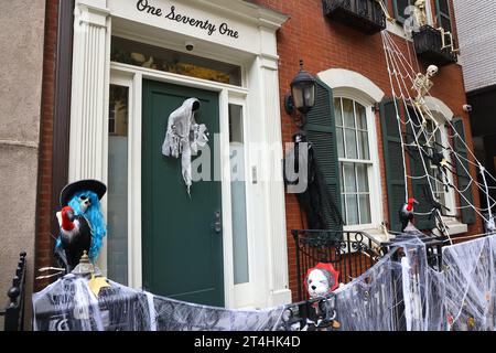 Le spaventose decorazioni di Halloween coprono l'esterno di una residenza cittadina dell'Upper East Side a New York, New York, lunedì 30 ottobre 2023. (Foto: Gordon Donovan) Foto Stock