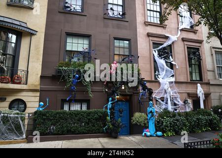 Le spaventose decorazioni di Halloween coprono l'esterno di una residenza cittadina dell'Upper East Side a New York, New York, lunedì 30 ottobre 2023. (Foto: Gordon Donovan) Foto Stock