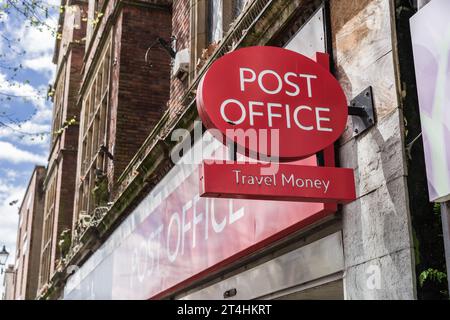 Shrewsbury, Shropshire, Inghilterra, 1 maggio 2023. Ufficio postale viaggi cartellonistica con materiale editoriale per edifici, viaggi e finanza. Foto Stock