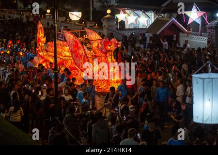 Vientiane, Laos. 30 ottobre 2023. La gente partecipa a una parata con una barca leggera a Luang Prabang, Laos, il 30 ottobre 2023. Boun Lai Heua fai, un festival di barche leggere, si è tenuto lunedì nella città del Lao settentrionale di Luang Prabang, patrimonio dell'umanità. Crediti: Kaikeo Saiyasane/Xinhua/Alamy Live News Foto Stock