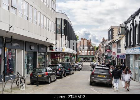 Shrewsbury, Shropshire, Inghilterra, 1 maggio 2023. Persone che camminano davanti alle auto parcheggiate in centro, illustrazioni editoriali per negozi e trasporti. Foto Stock