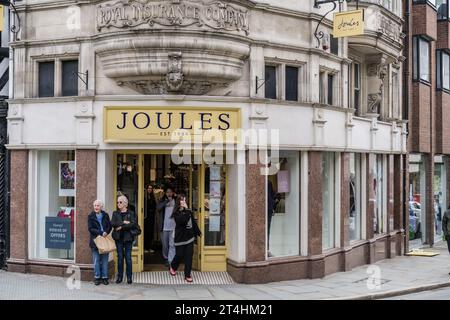 Shrewsbury, Shropshire, Inghilterra, 1 maggio 2023. Donne che lasciano il negozio di abbigliamento Joules, moda, vendita al dettaglio e illustrazione editoriale di persone. Foto Stock