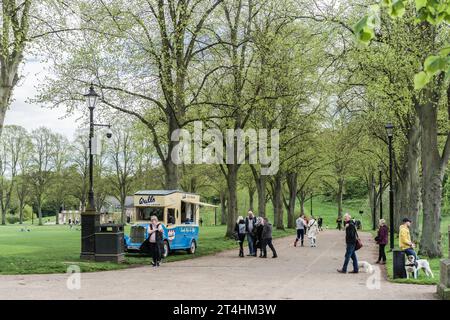 Shrewsbury, Shropshire, Inghilterra, 1 maggio 2023. Persone che ordinano gelati dal furgone del gelato d'epoca nel parco tradizionale. Foto Stock