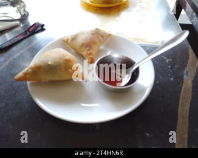 Samosa di manzo in vendita al ristorante Unddo nel villaggio di Benaulim, nello stato indiano di Goa Foto Stock