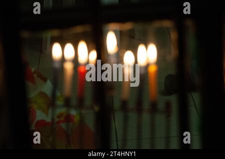 Le candele multicolore di cera Hanukkah bruciano in una menorah durante la celebrazione del festival ebraico delle luci. Foto Stock