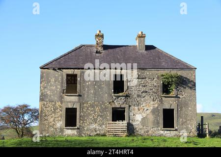 Casa a due piani abbandonata in campagna nella contea rurale di Leitrim, Irlanda Foto Stock