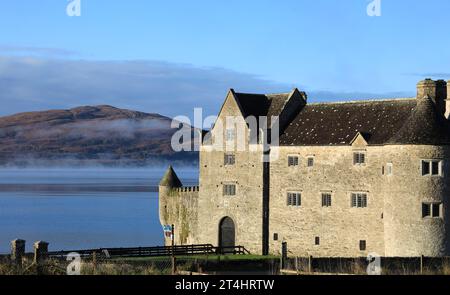 Parke's Castle, un castello del XVII secolo situato sulle rive di Lough Gill, contea di Leitrim, Irlanda Foto Stock