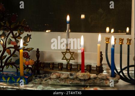 Le candele multicolore di cera Hanukkah bruciano in una menorah durante la celebrazione del festival ebraico delle luci. Foto Stock