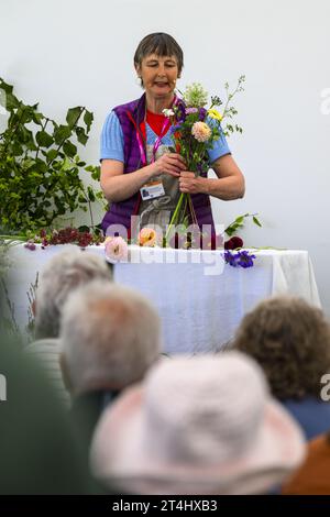 Flowers from the Farm che ospita la RHS Flower School (Sarah Smith fiorista, fornisce consigli di un esperto) - Flower Show, Tatton Park 2023, Cheshire, Inghilterra, Regno Unito. Foto Stock