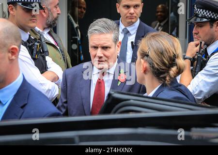 Londra, Regno Unito. 31 ottobre 2023. Sir Keir Starmer, leader del Partito Laburista, circondato da agenti di polizia metropolitana e manifestanti mentre esce da Chatham House nel centro di Londra dopo aver tenuto un discorso sulla guerra Hamas-Israele e sul cammino da percorrere. Entrambi gli ingressi di Chatham House sono circondati da manifestanti, così come una forte presenza della polizia. Crediti: Imageplotter/Alamy Live News Foto Stock