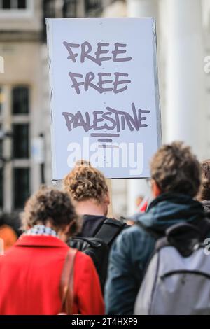 Londra, Regno Unito. 31 ottobre 2023. Proteste esterne per un cessate il fuoco e un cambio di politica sulla Palestina da parte del partito. Sir Keir Starmer, leader del Partito Laburista, esce da Chatham House nel centro di Londra dopo aver pronunciato un discorso sulla guerra Hamas-Israele e sulla strada da percorrere. Entrambi gli ingressi di Chatham House sono circondati da manifestanti, così come una forte presenza della polizia. Crediti: Imageplotter/Alamy Live News Foto Stock