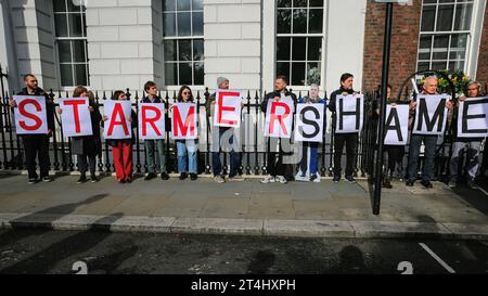 Londra, Regno Unito. 31 ottobre 2023. I manifestanti attendono l'uscita di Sir Keir con una linea di cartelli "Starmer Shame". Sir Keir Starmer, leader del Partito Laburista, esce da Chatham House nel centro di Londra dopo aver pronunciato un discorso sulla guerra Hamas-Israele e sulla strada da percorrere. Entrambi gli ingressi di Chatham House sono circondati da manifestanti, così come una forte presenza della polizia. Crediti: Imageplotter/Alamy Live News Foto Stock