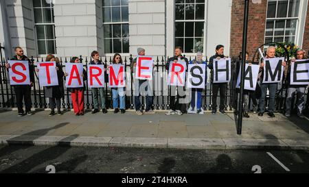 Londra, Regno Unito. 31 ottobre 2023. I manifestanti attendono l'uscita di Sir Keir con una linea di cartelli "Starmer Shame". Sir Keir Starmer, leader del Partito Laburista, esce da Chatham House nel centro di Londra dopo aver pronunciato un discorso sulla guerra Hamas-Israele e sulla strada da percorrere. Entrambi gli ingressi di Chatham House sono circondati da manifestanti, così come una forte presenza della polizia. Crediti: Imageplotter/Alamy Live News Foto Stock