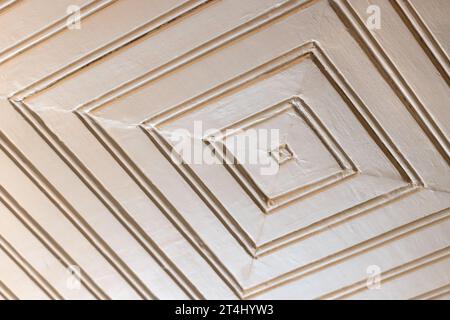 Disegno geometrico di un vecchio soffitto in legno Foto Stock