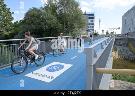 Fahrradstraße, beheizbare blaue Fahrradbrücke Mitte, Tübingen, Baden-Württemberg, Deutschland *** via delle biciclette, ponte blu riscaldato per biciclette Mitte, Tübingen, Baden Württemberg, Germania crediti: Imago/Alamy Live News Foto Stock