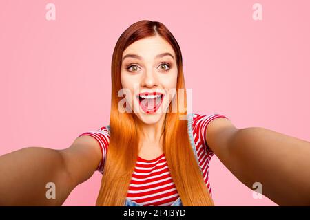 Hey come sei lì primo piano studio ritratto foto di bella divertente funky cute sorpreso scioccato con la signora bocca aperta prendere facendo selfie isolato Foto Stock