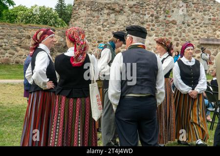 Dobele, Lettonia - 27 maggio 2023. I tipi storici di cittadini europei nei paesi baltici - donne e uomini in costumi etnici celebrano la cultura tradizionale Foto Stock