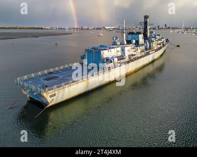 La fregata Type 23 decommissionata ex HMS Monmouth in attesa di essere dismessa nel cimitero navale nel porto di Portsmouth. Foto Stock