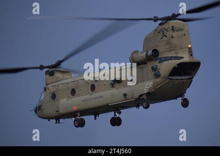 US Army Chinook decolla da Milton Keynes come parte delle prove per il Bletchley Park ai Summit. Foto Stock