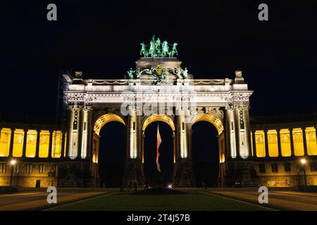 Arco trionfale, triplo arco commemorativo sormontato da una quadriga illuminata di notte, Parc du Cinquantenaire, Bruxelles, Belgio Foto Stock