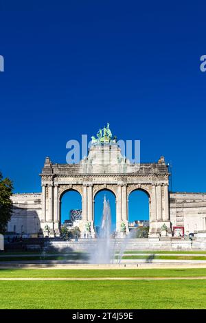 Arco trionfale, triplo arco commemorativo sormontato da una quadriga, Parc du Cinquantenaire, Bruxelles, Belgio Foto Stock