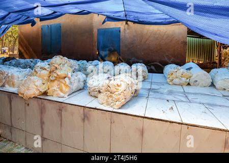 Cumulo di grumi di coppa in gomma bianca posizionati uno accanto all'altro per il trasporto industriale. Le briciole di gomma bianche si attaccano insieme. Binh Phuoc, Vietnam Foto Stock