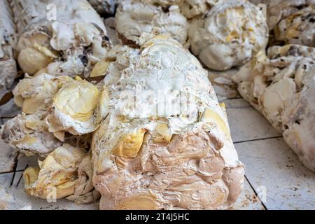 Cumulo di grumi di coppa in gomma bianca posizionati uno accanto all'altro per il trasporto industriale. Le briciole di gomma bianche si attaccano insieme. Binh Phuoc, Vietnam Foto Stock