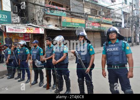 Dacca, Bangladesh - 31 ottobre 2023: Il primo giorno del programma di blocco nazionale di tre giorni del BNP, la polizia circondò l'ufficio centrale del partito a N Foto Stock