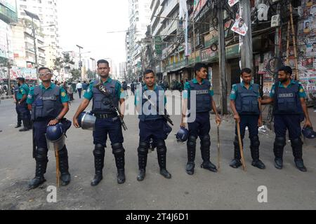 Dacca, Bangladesh - 31 ottobre 2023: Il primo giorno del programma di blocco nazionale di tre giorni del BNP, la polizia circondò l'ufficio centrale del partito a N Foto Stock