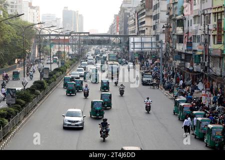 Dacca, Bangladesh - 31 ottobre 2023: Il numero di veicoli sulle strade di Dacca era basso il primo giorno del programma di blocco nazionale di tre giorni di BNP Foto Stock