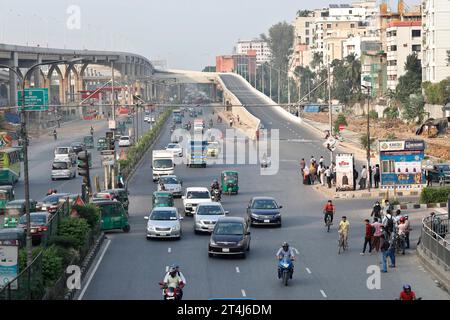 Dacca, Bangladesh - 31 ottobre 2023: Il numero di veicoli sulle strade di Dacca era basso il primo giorno del programma di blocco nazionale di tre giorni di BNP Foto Stock