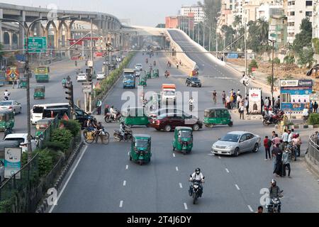 Dacca, Bangladesh - 31 ottobre 2023: Il numero di veicoli sulle strade di Dacca era basso il primo giorno del programma di blocco nazionale di tre giorni di BNP Foto Stock